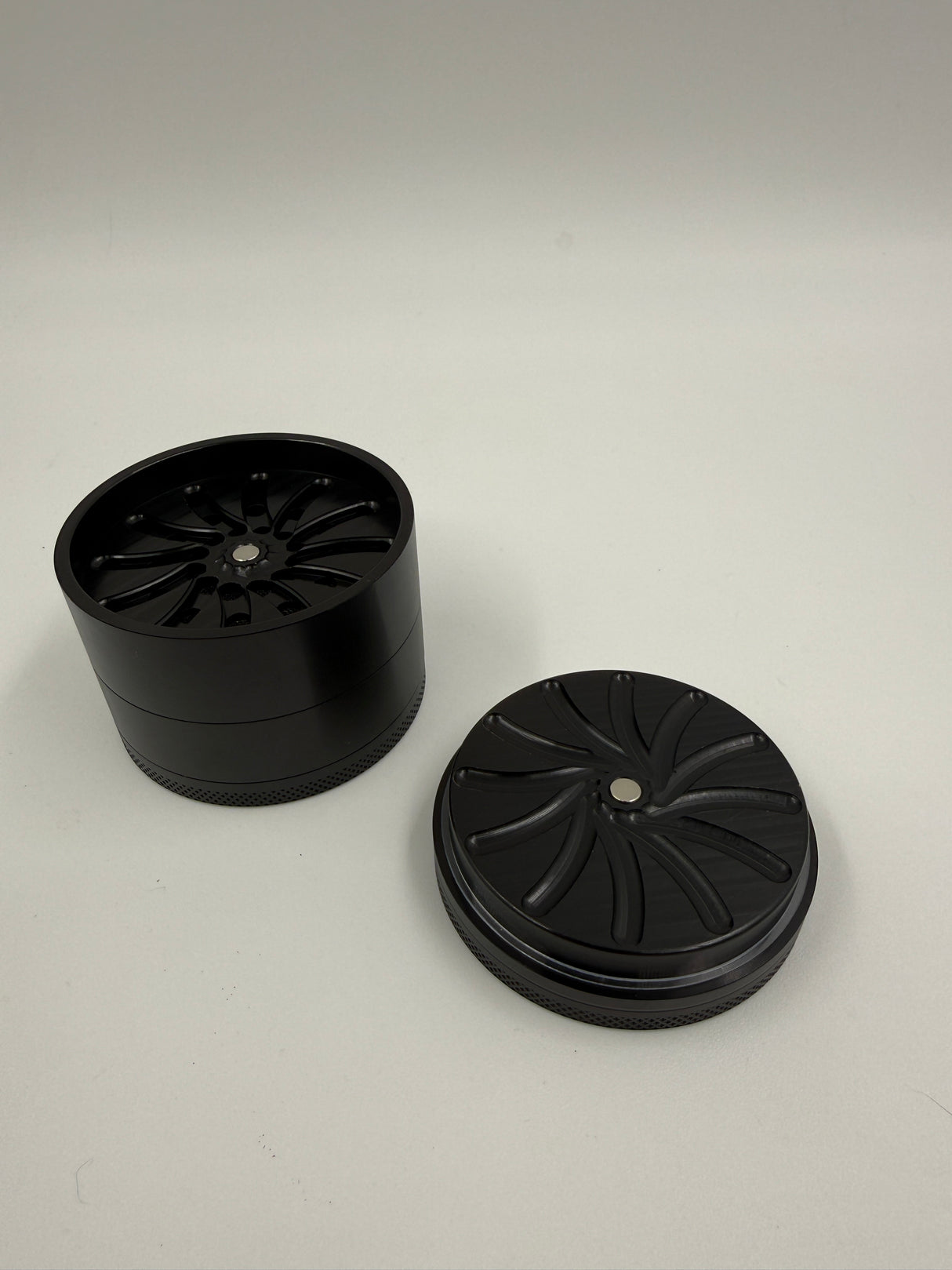 2.5" Crave 4 Piece Grinder Mill w. Shovel